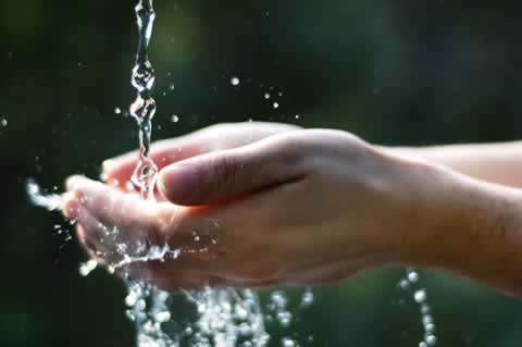 mani-acqua.jpg